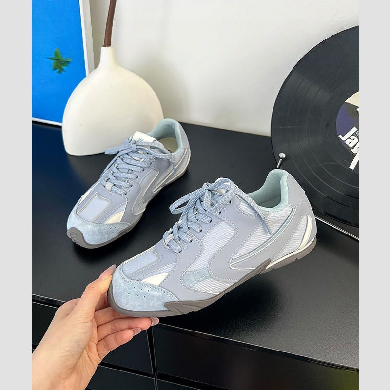 Women's sporty sneakers with breathable upper material and padded insole