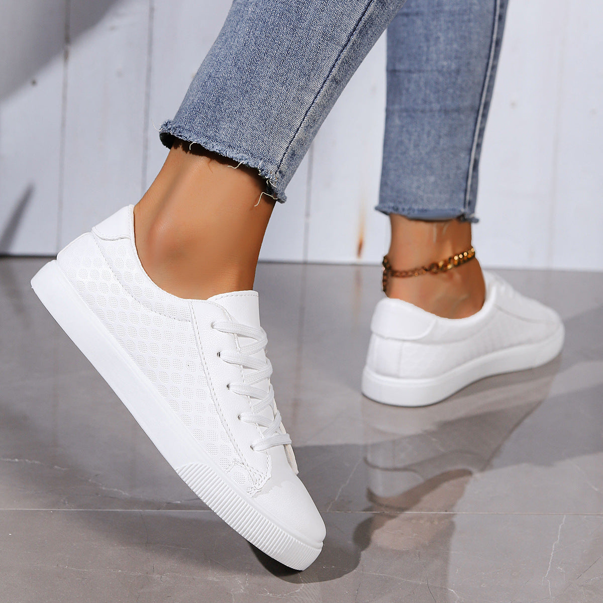 Women's breathable sneakers with structured surface processing