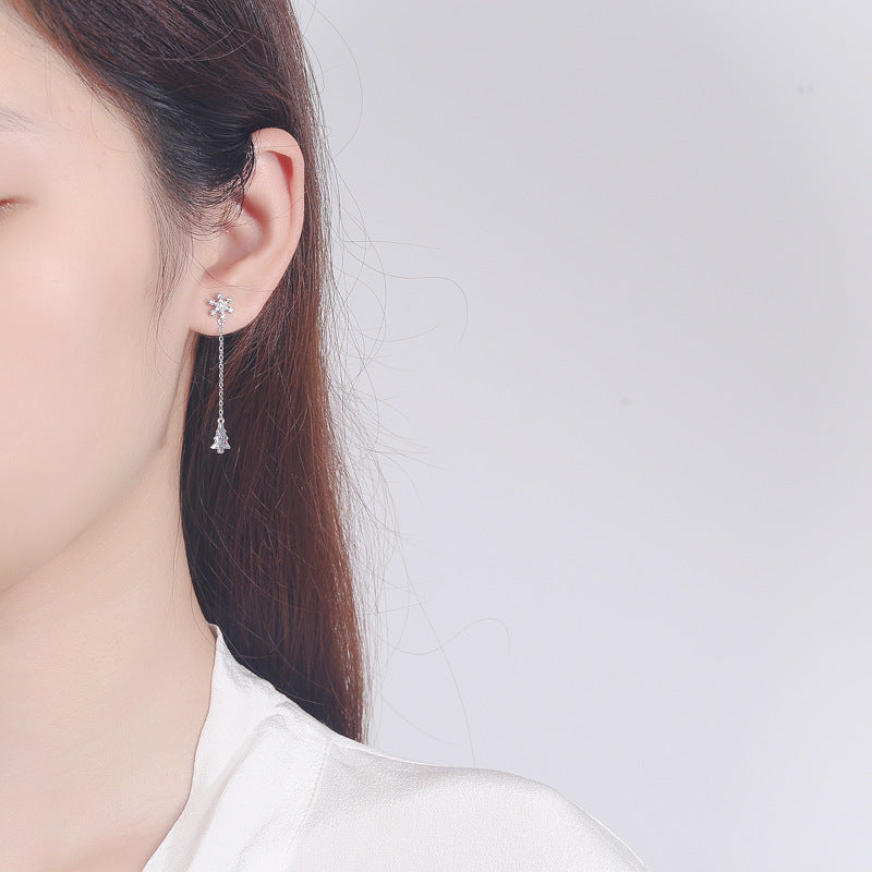 Women’s earrings with sparkling snowflake pendant and chain embellishment Tom Cottons