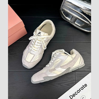 Women's sporty sneakers with breathable upper material and padded insole