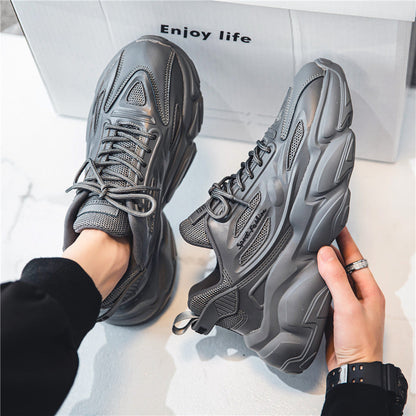 Women's sporty sneakers with innovative cushioning technology and breathable mesh upper