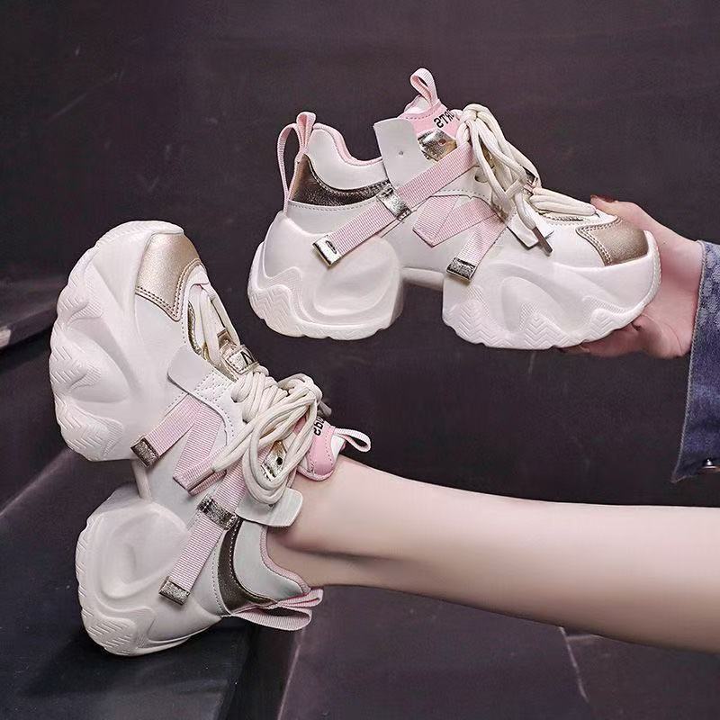 Women's sporty sneakers with innovative cushioning system and futuristic design