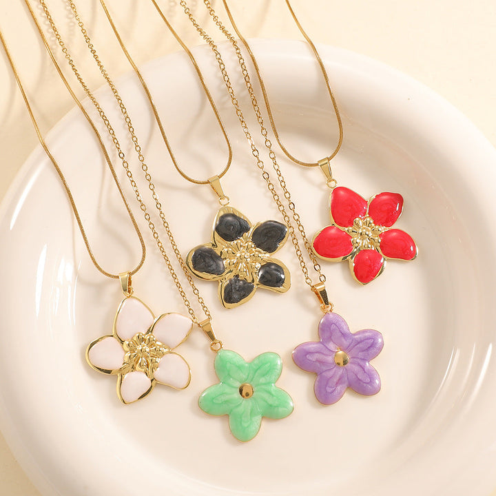 Women’s necklace with elaborately designed flower pendant Tom Cottons