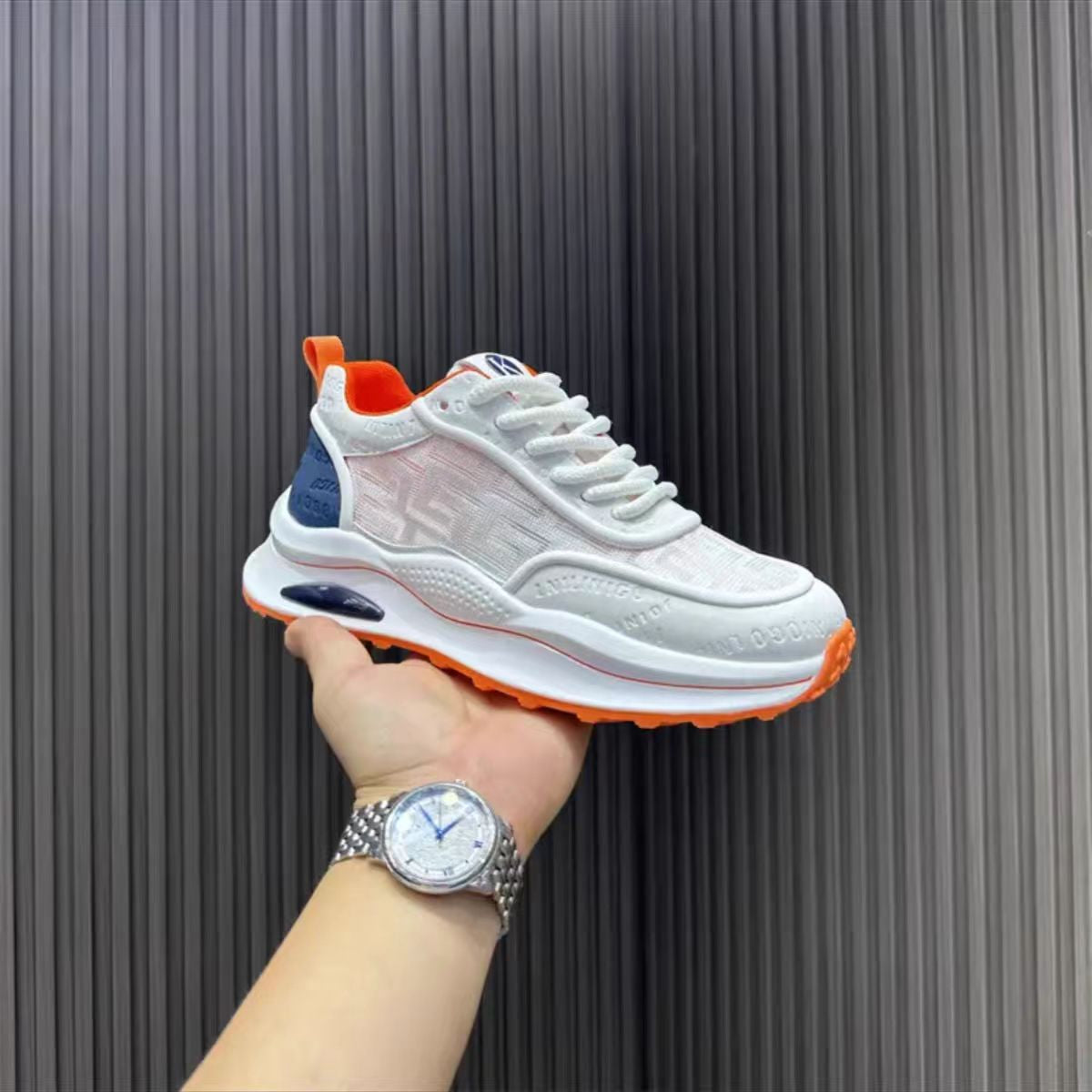 Women's sporty sneakers with flexible cushioning system and innovative surface structure