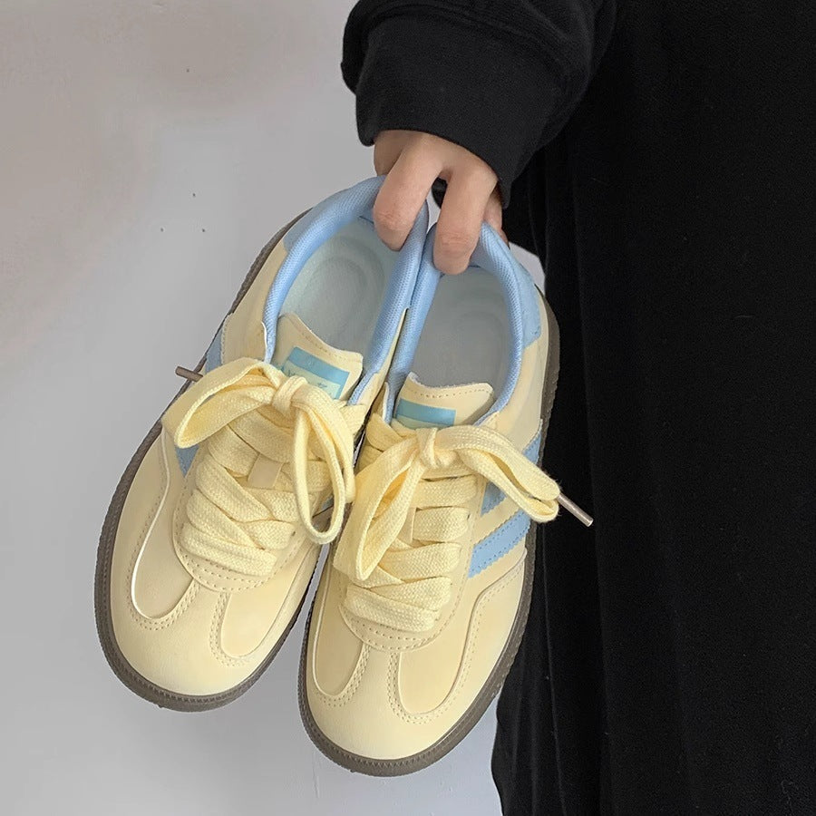 Women's sneakers with soft upper material and trendy color accents