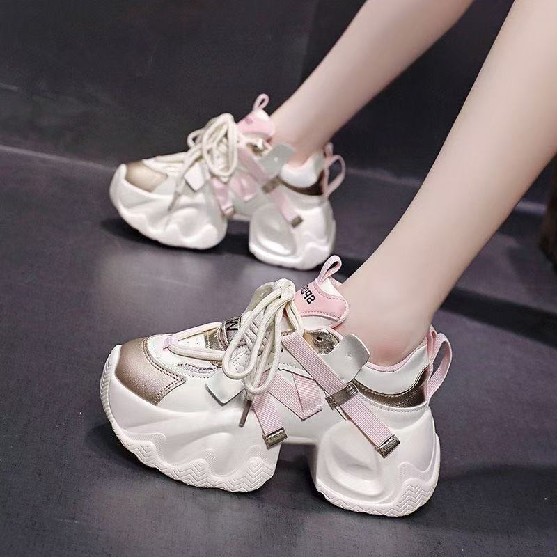 Women's sporty sneakers with innovative cushioning system and futuristic design