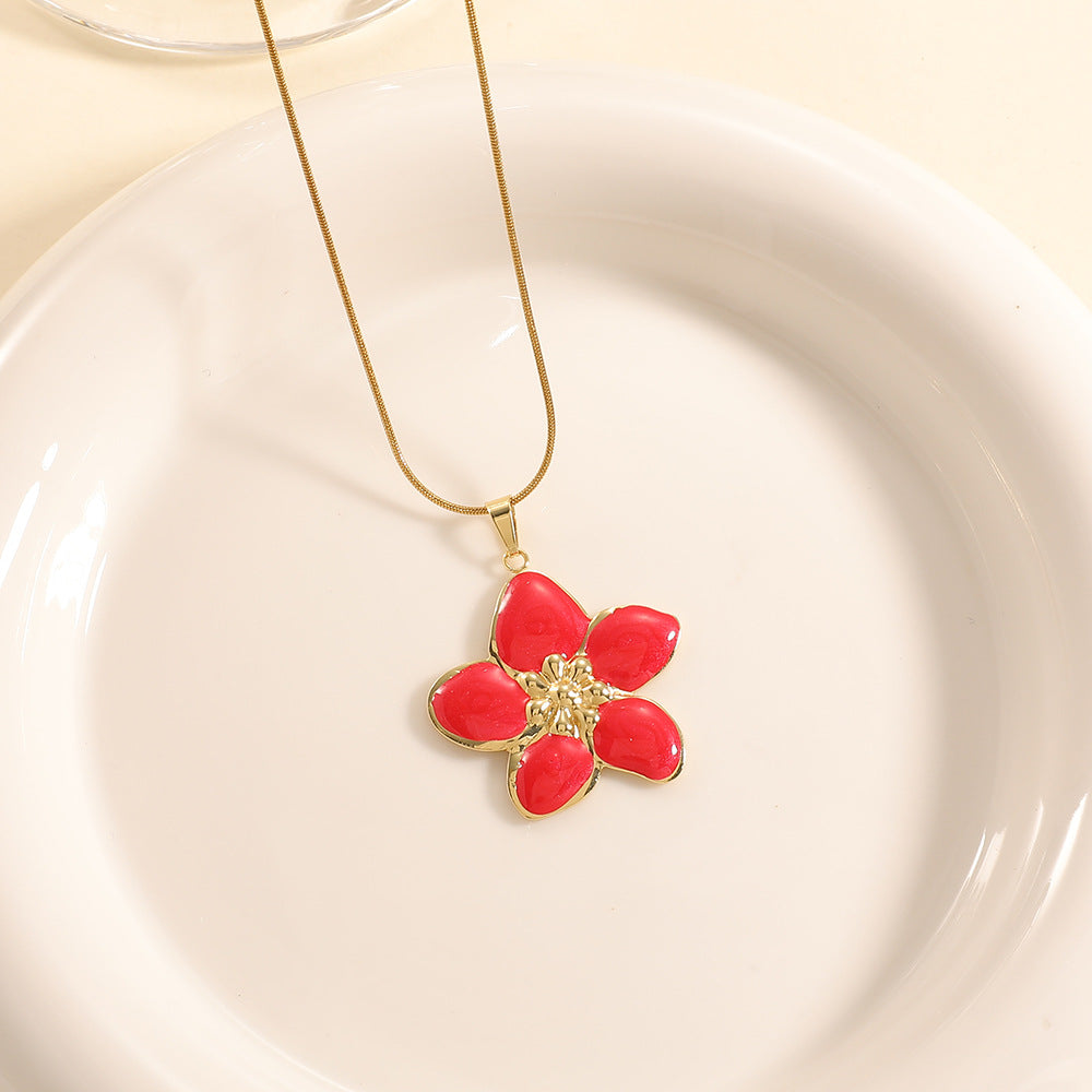 Women’s necklace with elaborately designed flower pendant Tom Cottons