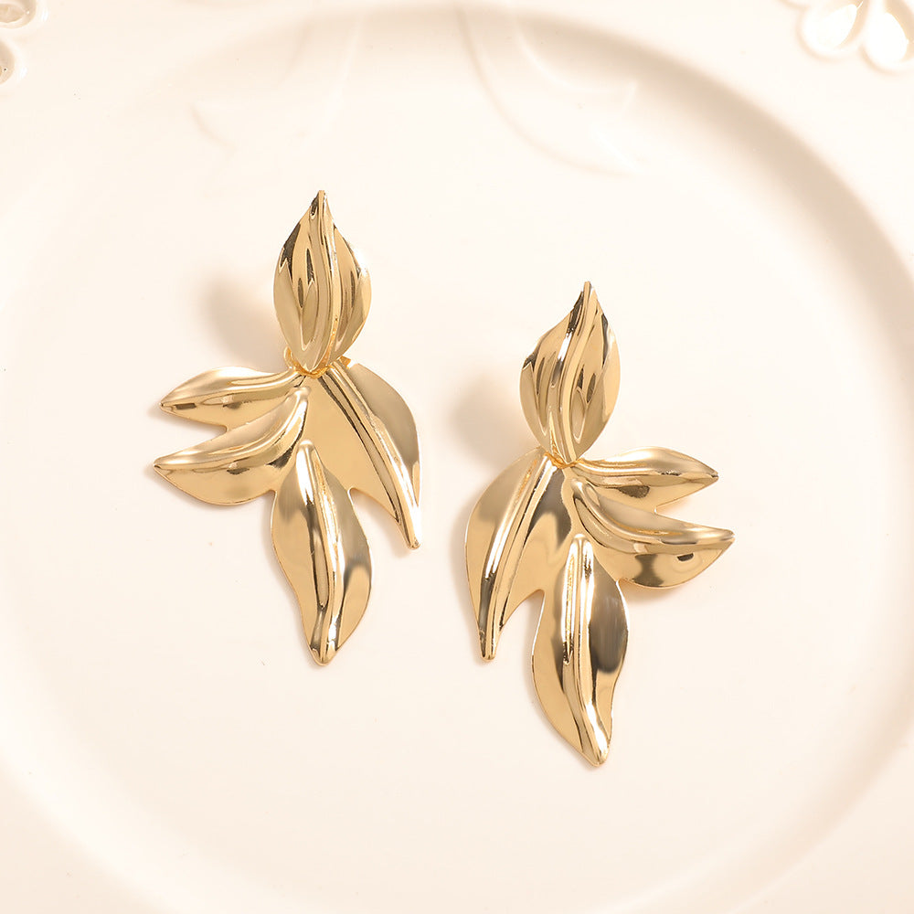 Women’s earrings with elegant leaf design Tom Cottons
