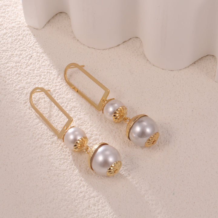 Ladies earrings with elegant pearl design Tom Cottons