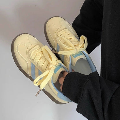 Women's sneakers with soft upper material and trendy color accents