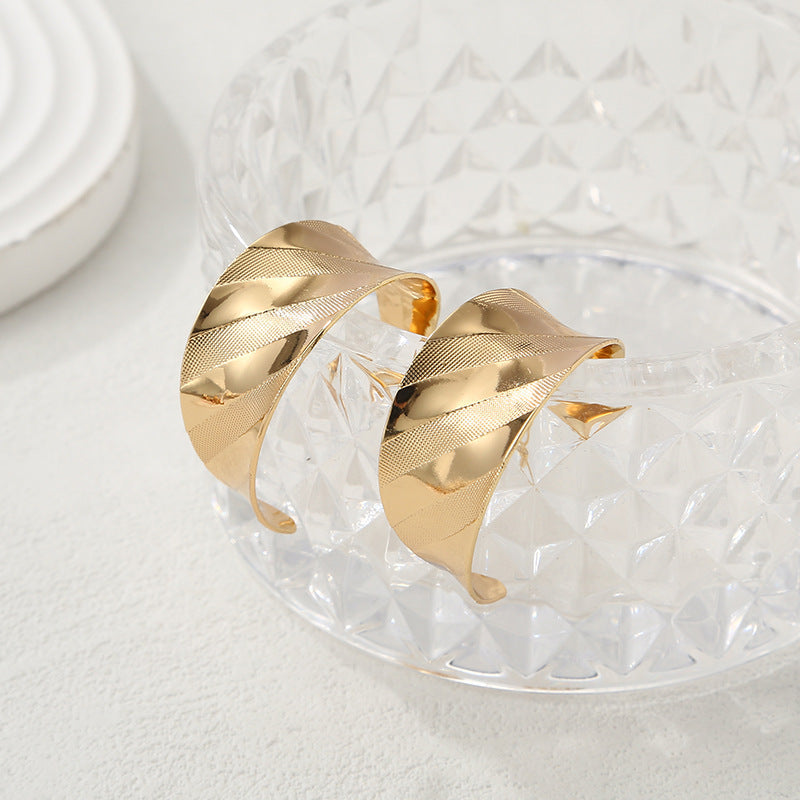 Women's bangles made of high-quality metal with an elegant wave pattern Tom Cottons