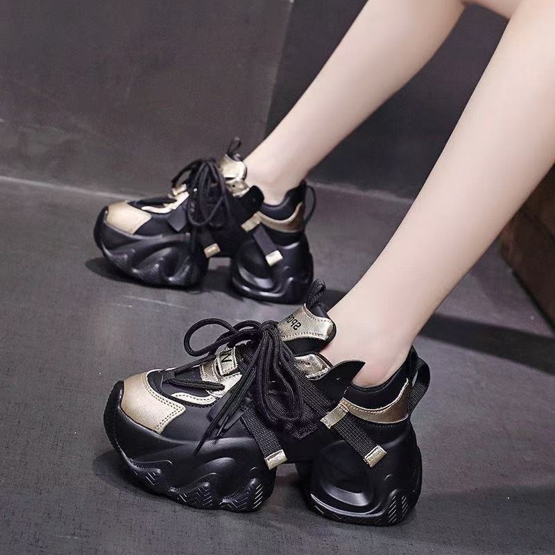 Women's sporty sneakers with innovative cushioning system and futuristic design