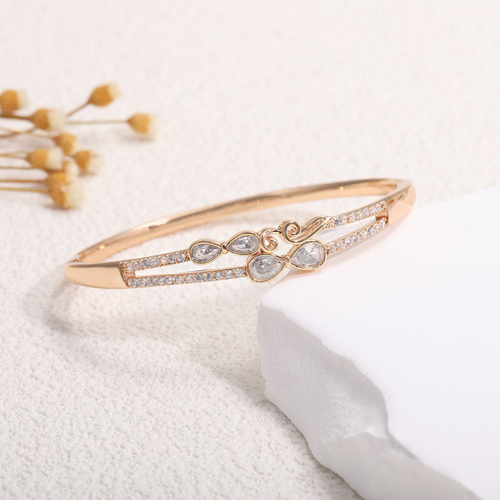 Women's bangle with elegant infinity pattern and sparkling zirconia Tom Cottons
