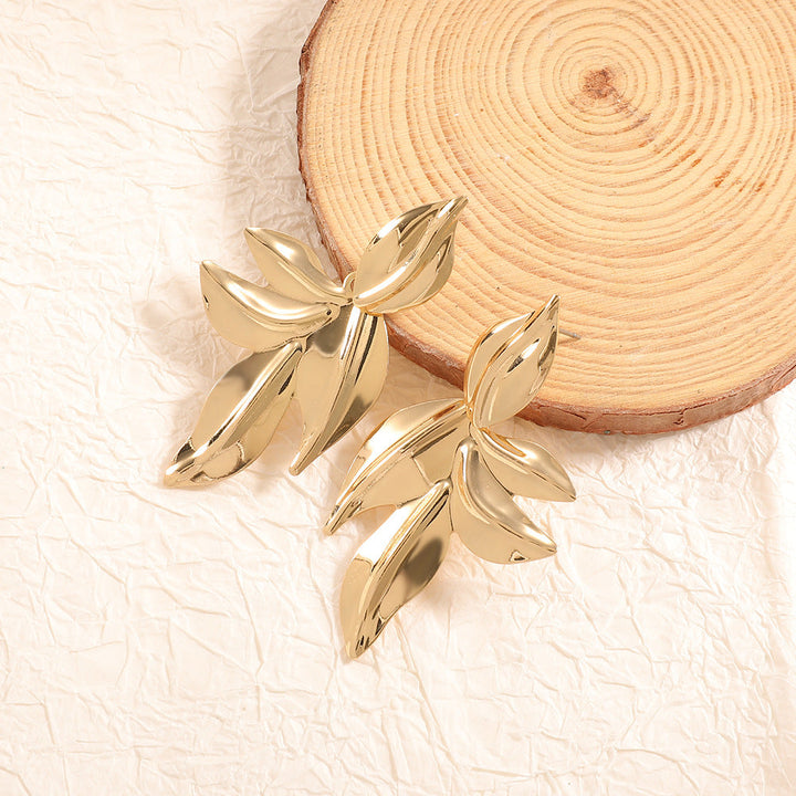 Women’s earrings with elegant leaf design Tom Cottons