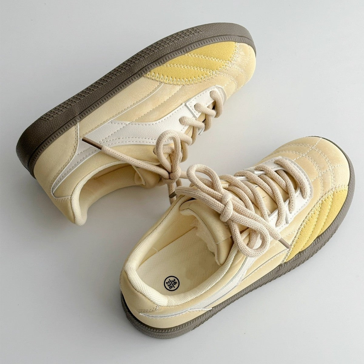 Women's sneakers with soft upper material and trendy color accents