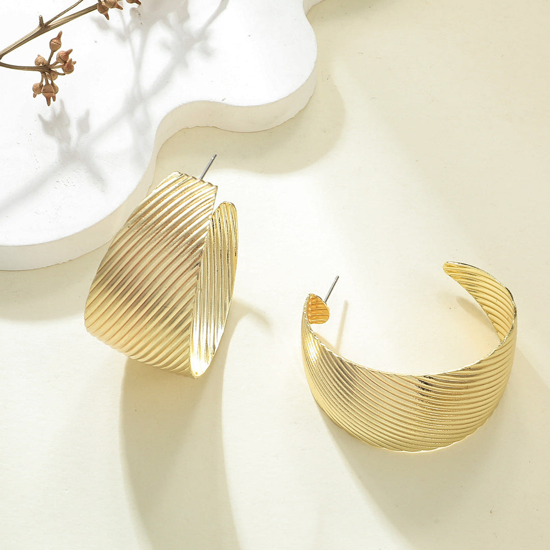 Women's Hanging Earrings in Elegant Wave Pattern Tom Cottons