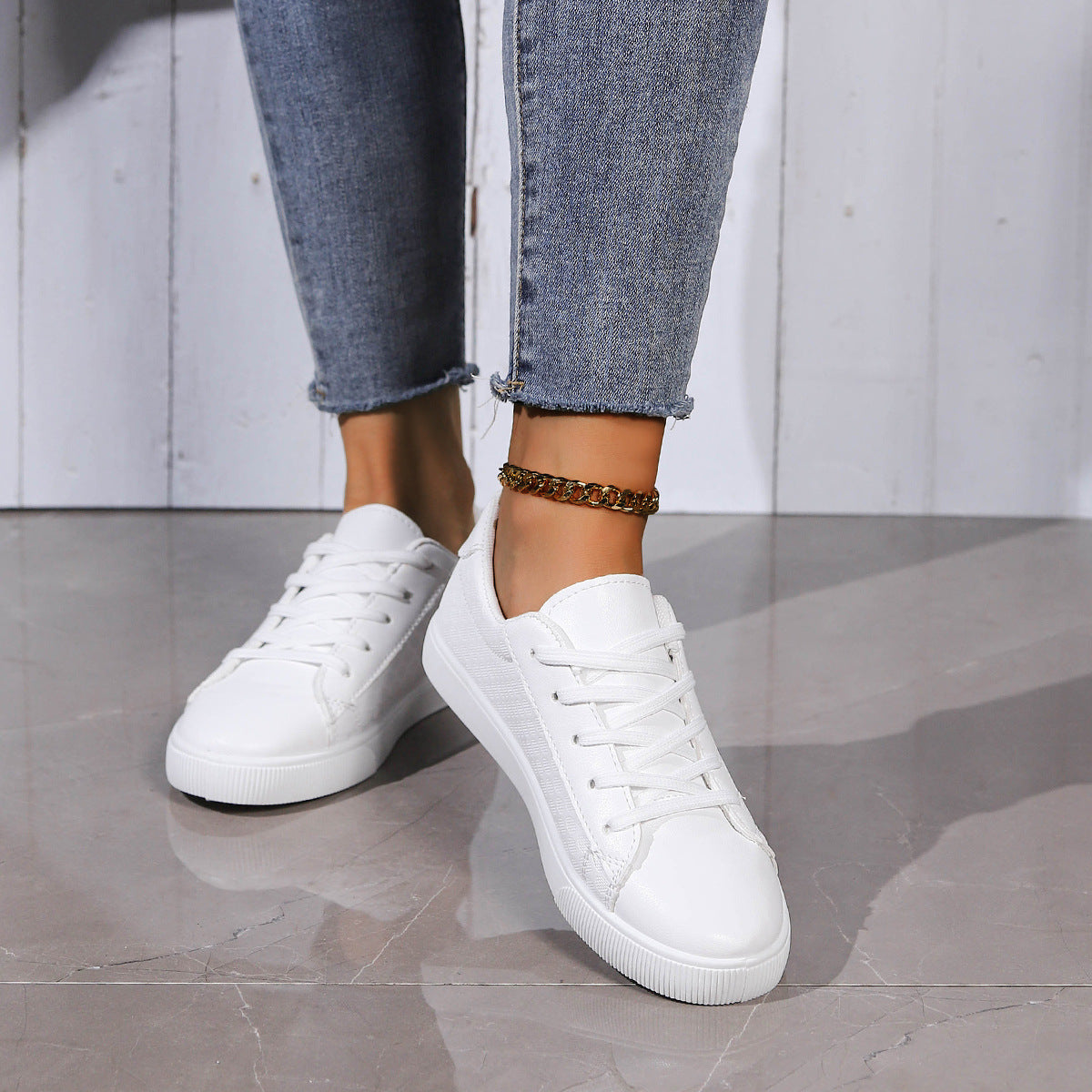 Women's breathable sneakers with structured surface processing