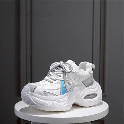 Women’s sporty sneakers with stable cushioning and innovative design