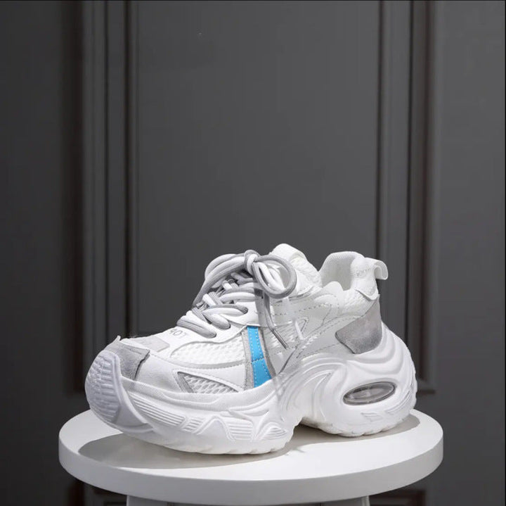 Women’s sporty sneakers with stable cushioning and innovative design