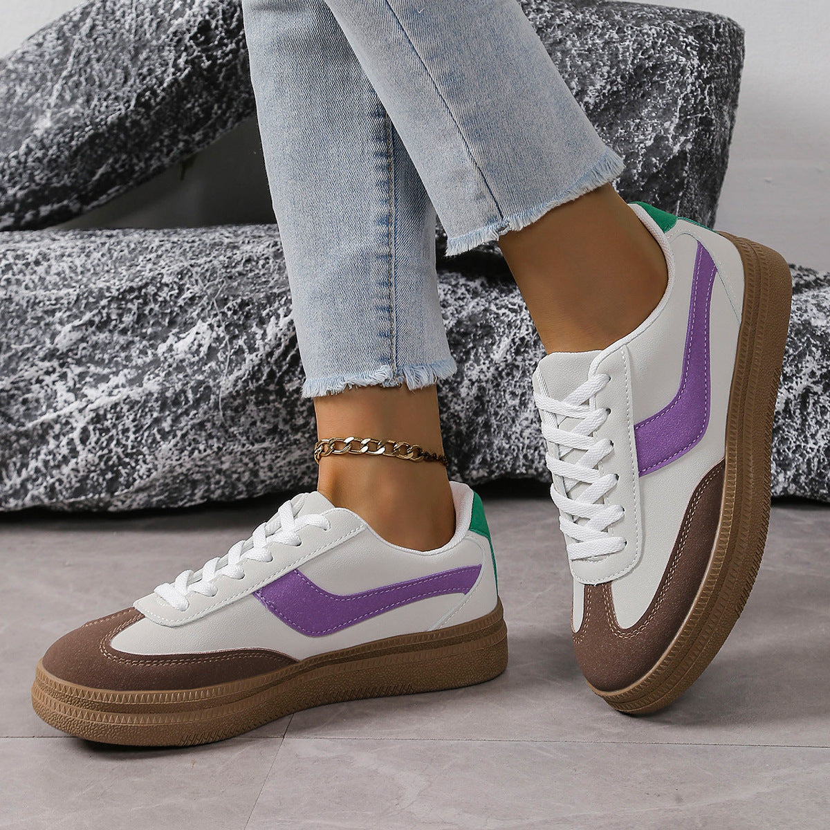 Women's sporty sneakers with stylish color contrast and slip-resistant sole