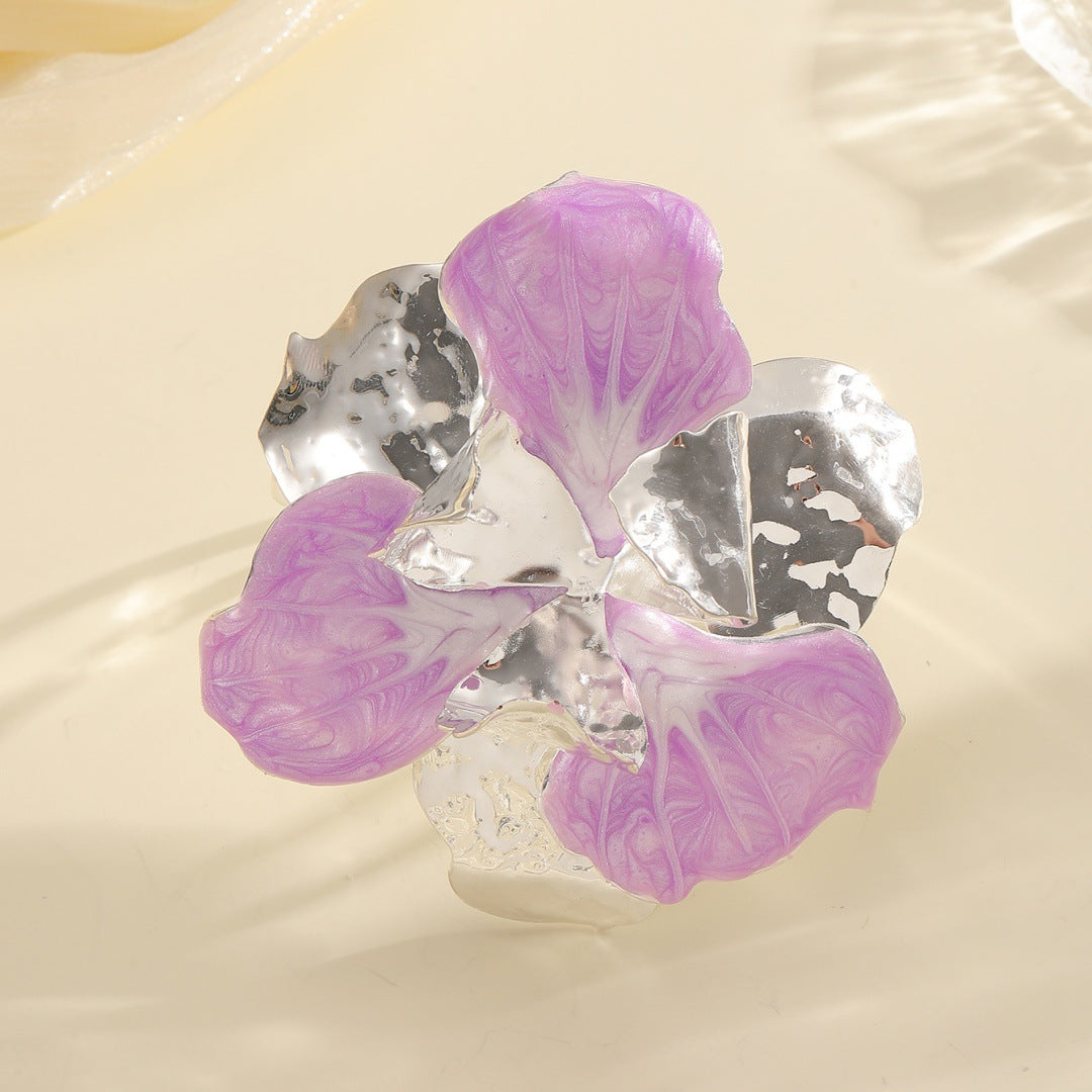 Women's flower-shaped ring made of shiny metal and high-quality epoxy resin Tom Cottons