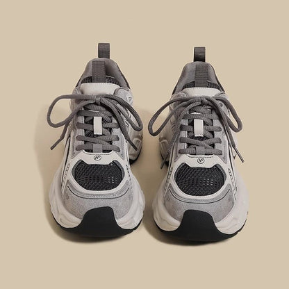 Women’s sporty and breathable sneakers with cushioning sole