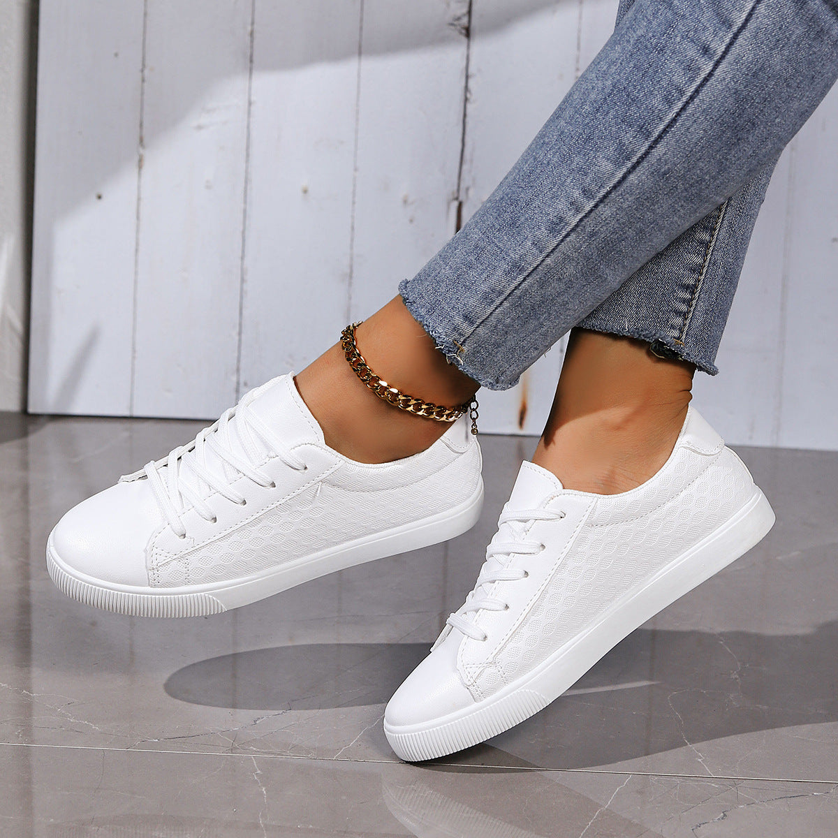Women's breathable sneakers with structured surface processing