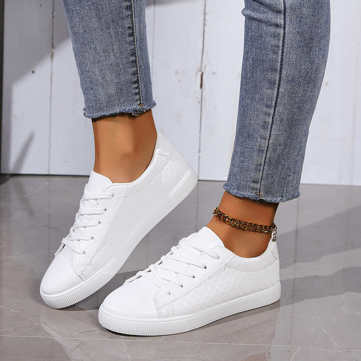 Women's breathable sneakers with structured surface processing