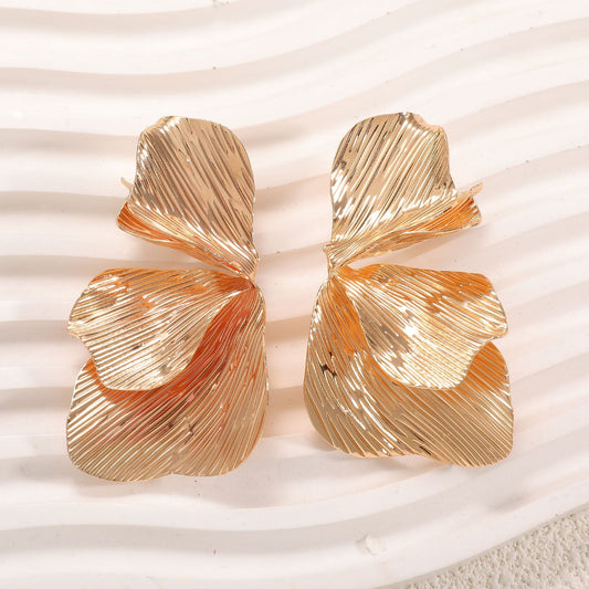 Women's ear clips in an elegant, textured design Tom Cottons