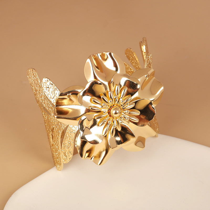 Women's elegant bracelet with artistic floral design Tom Cottons
