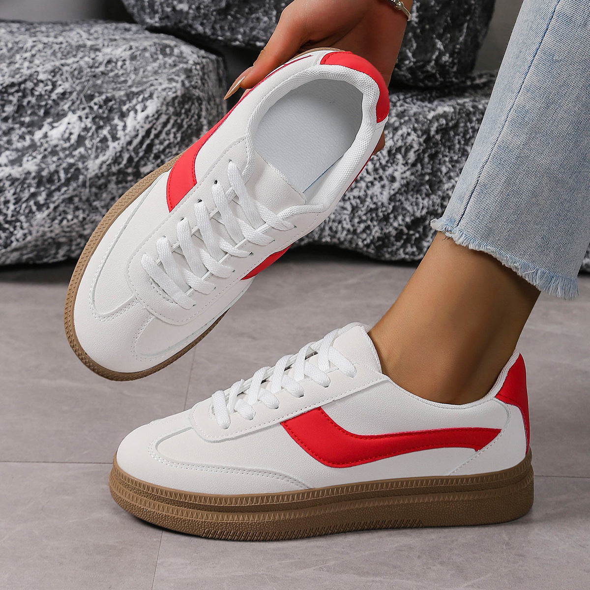 Women's sporty sneakers with stylish color contrast and slip-resistant sole