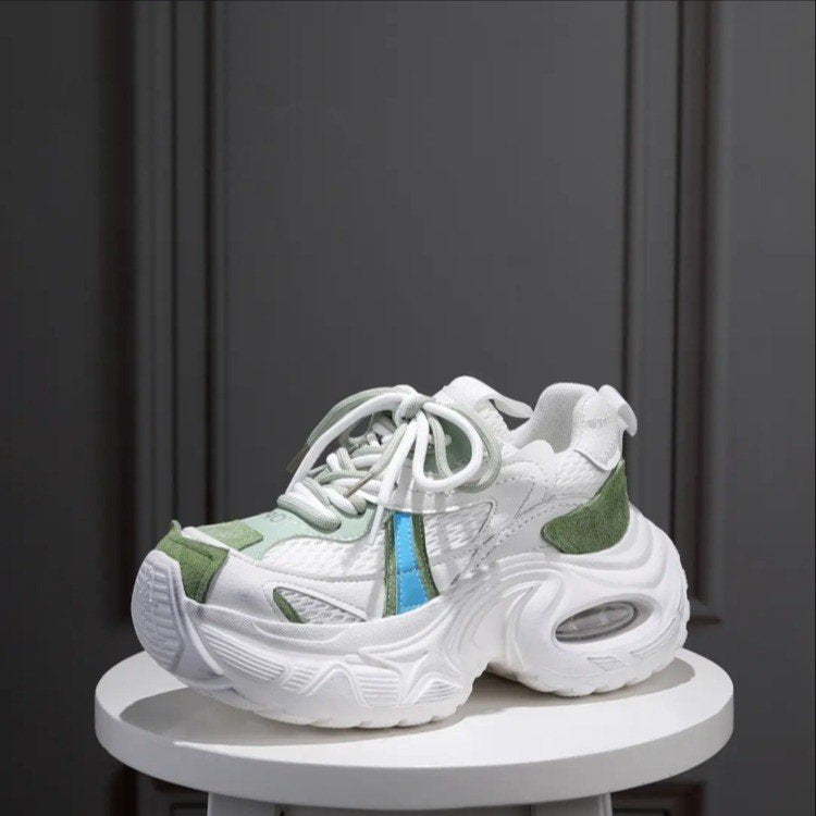Women’s sporty sneakers with stable cushioning and innovative design