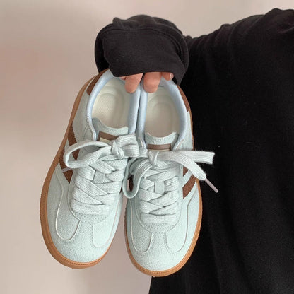 Women's sneakers with soft upper material and trendy color accents