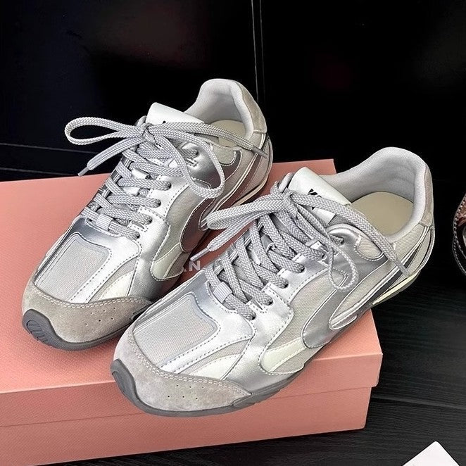 Women's sporty sneakers with breathable upper material and padded insole