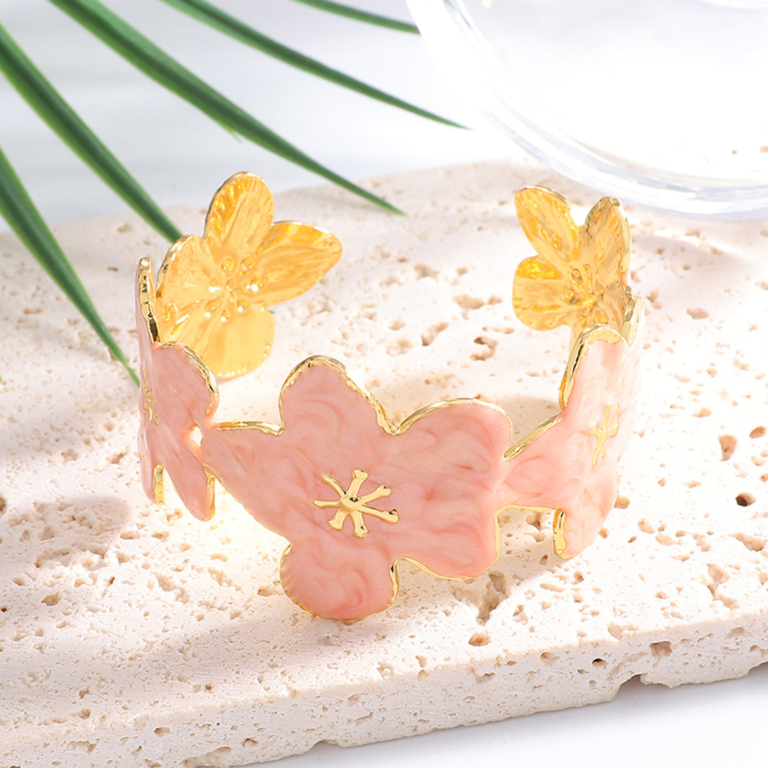Ladies' bangle with floral motifs Tom Cottons