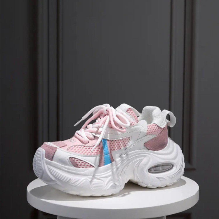 Women’s sporty sneakers with stable cushioning and innovative design