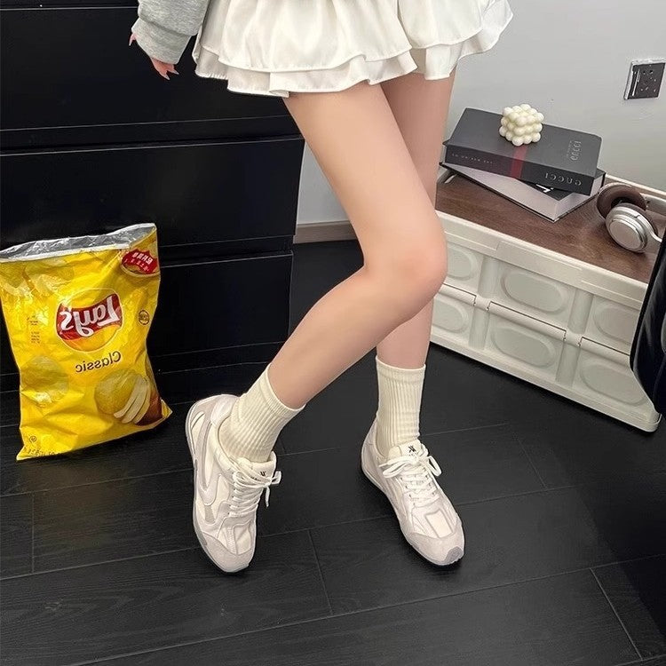 Women's sporty sneakers with breathable upper material and padded insole