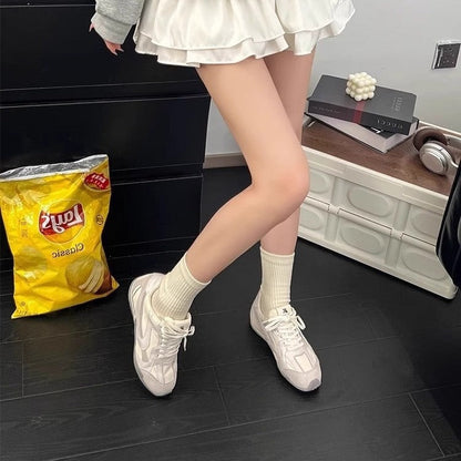 Women's sporty sneakers with breathable upper material and padded insole