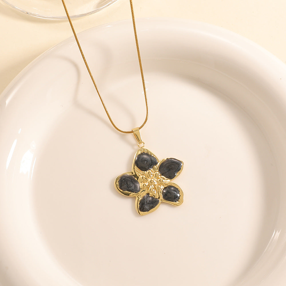 Women’s necklace with elaborately designed flower pendant Tom Cottons