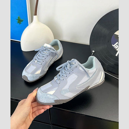 Women's sporty sneakers with breathable upper material and padded insole