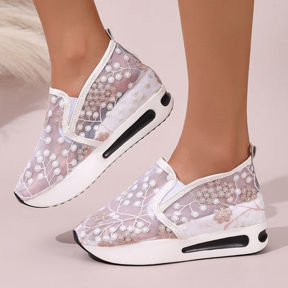 Ladies elegant and airy sneakers with floral embroidery