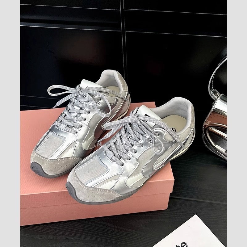 Women's sporty sneakers with breathable upper material and padded insole