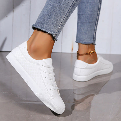 Women's breathable sneakers with structured surface processing