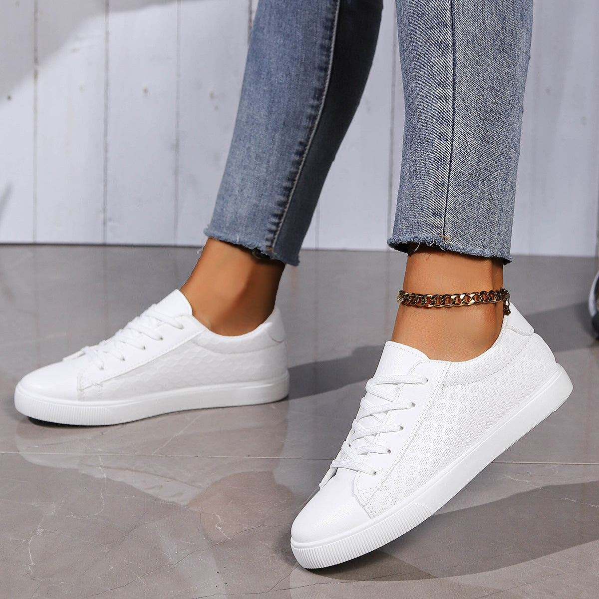 Women's breathable sneakers with structured surface processing