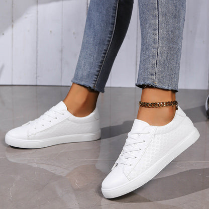 Women's breathable sneakers with structured surface processing
