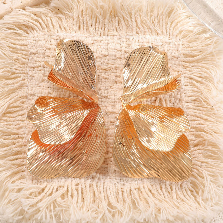 Women's ear clips in an elegant, textured design Tom Cottons