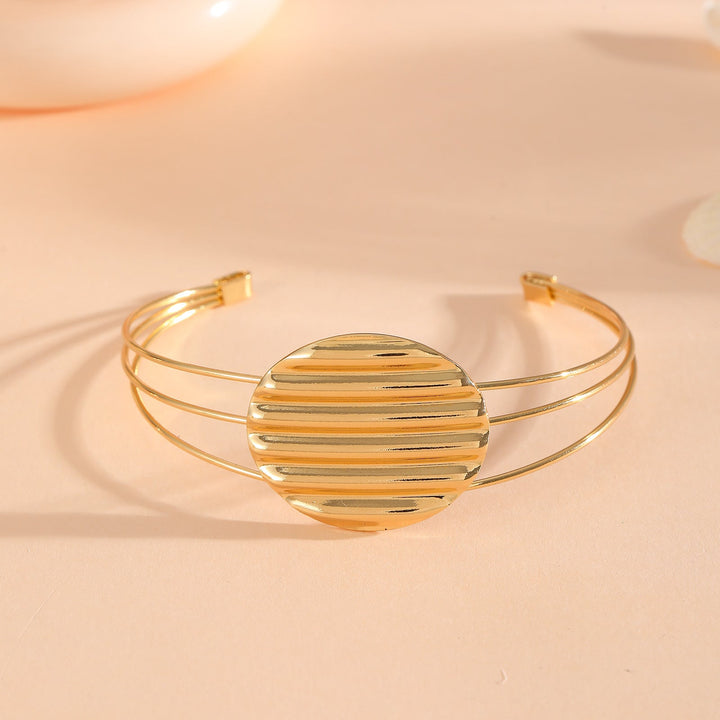 Women's bracelet with intricate bow design Tom Cottons