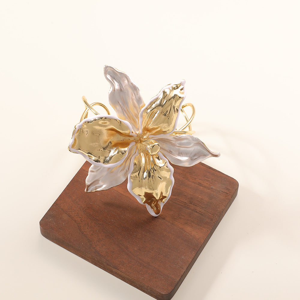Women's bracelet with intricate flower design Tom Cottons