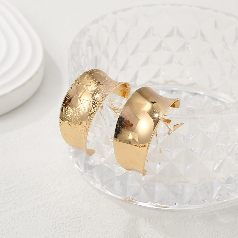 Women's bangles made of high-quality metal with an elegant wave pattern Tom Cottons