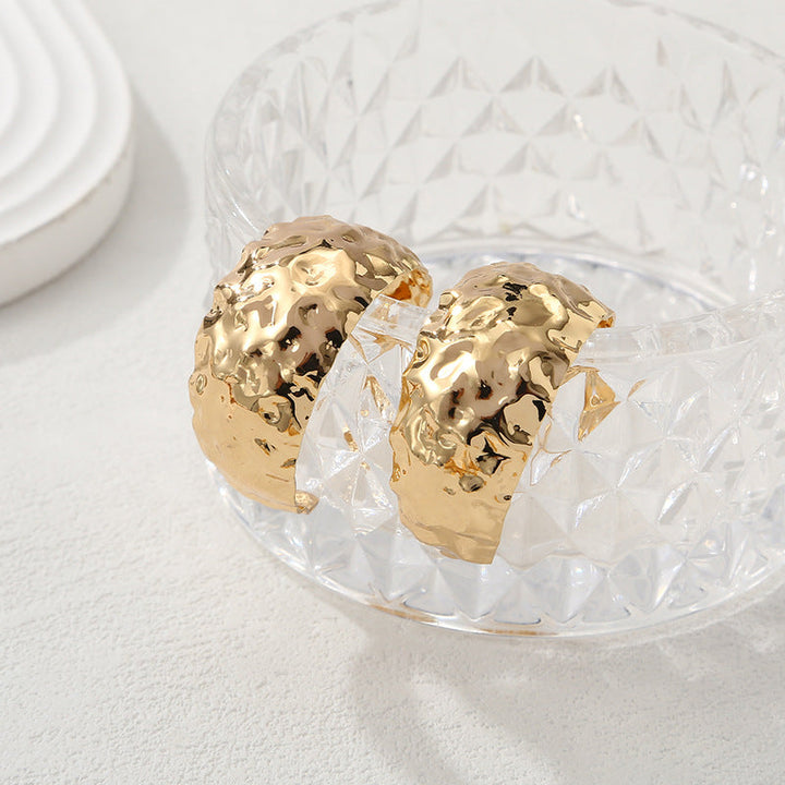 Women's bangles made of high-quality metal with an elegant wave pattern Tom Cottons